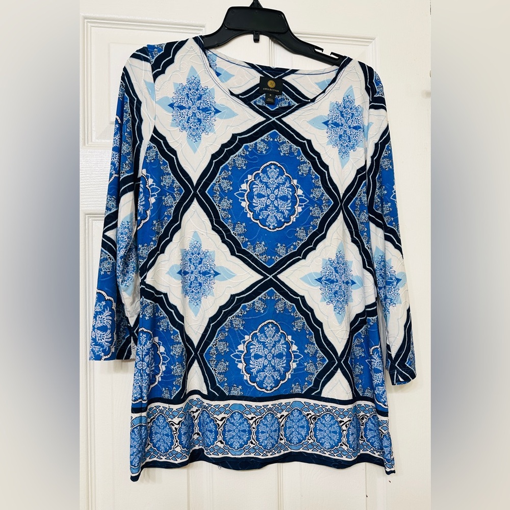 JM Collection Top Blue and White Patterned Round Neckline Top Size Medium